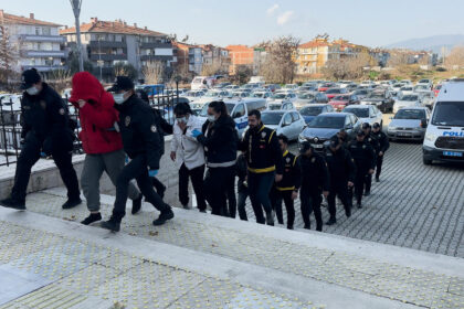 IZMIRDE FUHUS OPERASYONUNDA 8 TUTUKLAM 1103431 327568 1