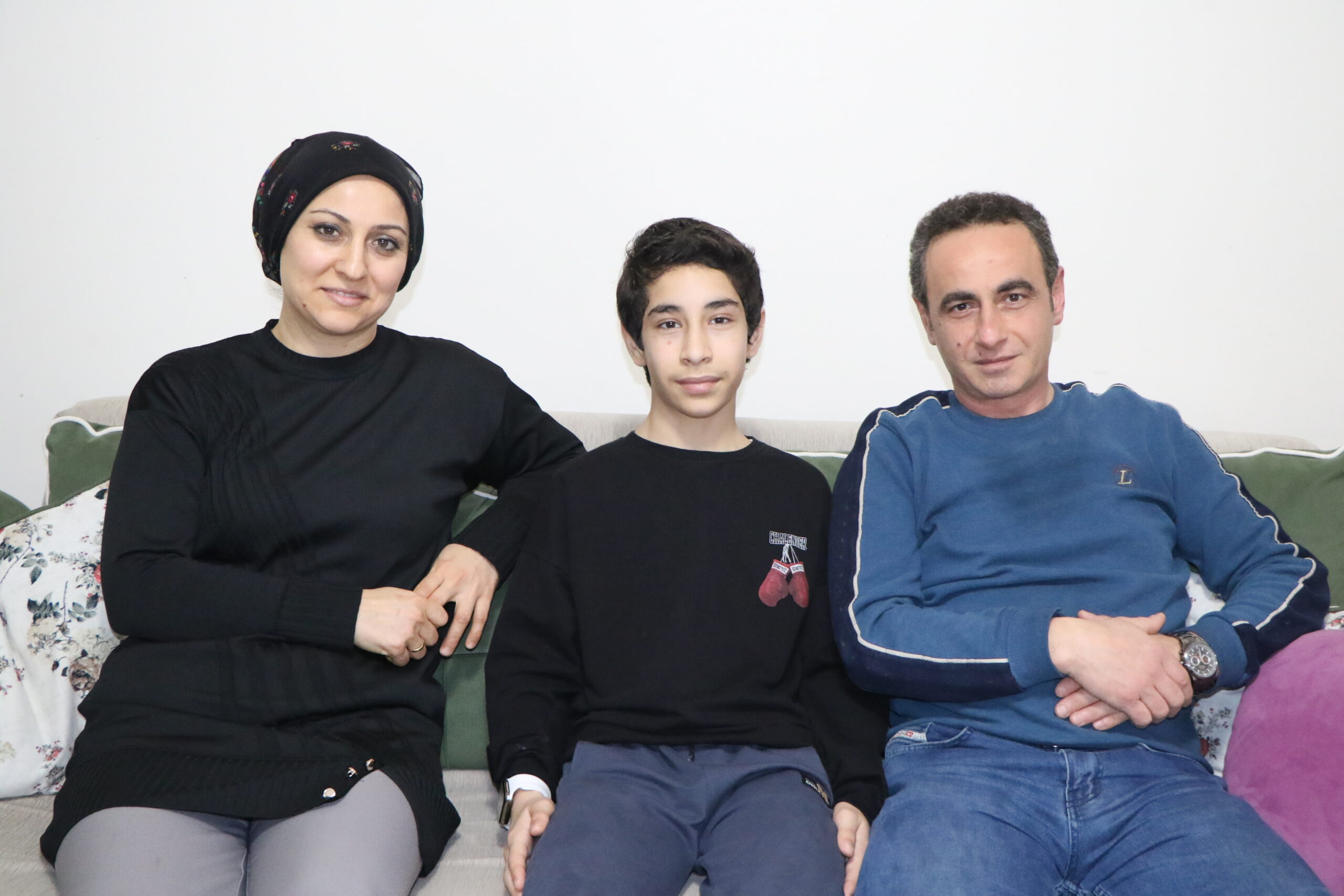 Karla kaplanan trafik levhalarını temizleyen 12 yaşındaki Ka