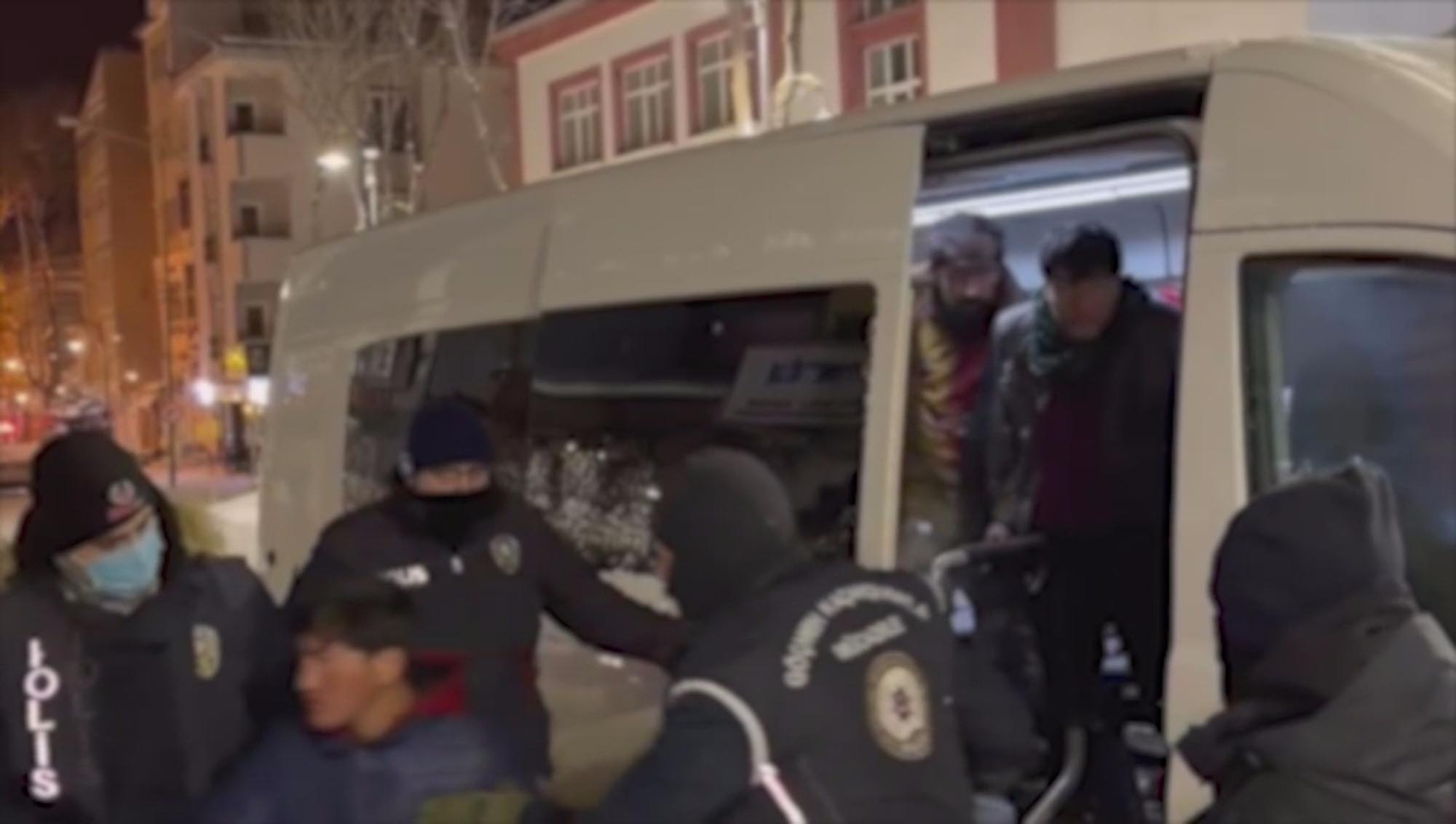 Kars'ta metruk binada saklanan 14 kaçak göçmen yakalandı