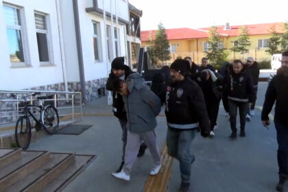 KENDILERINI SAVCI OLARAK TANITTIKLARI KI 1126313 334256