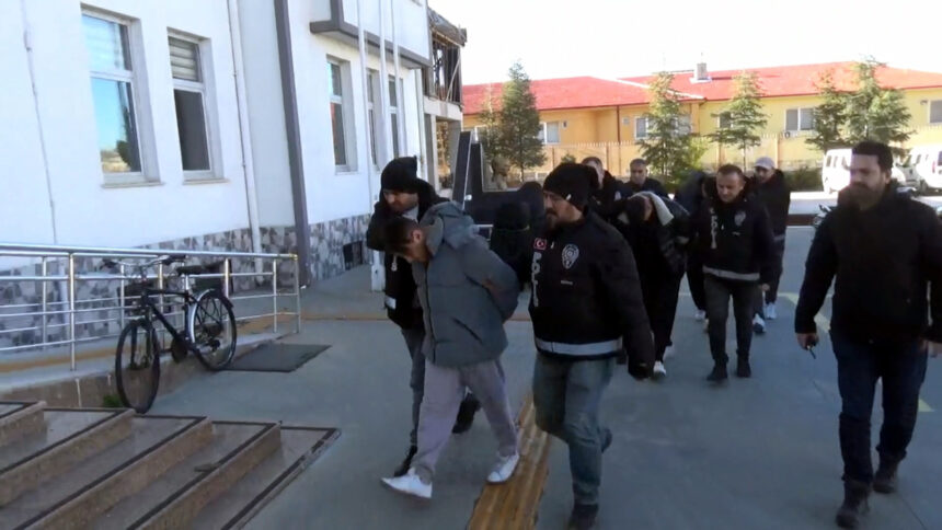 KENDILERINI SAVCI OLARAK TANITTIKLARI KI 1126313 334256