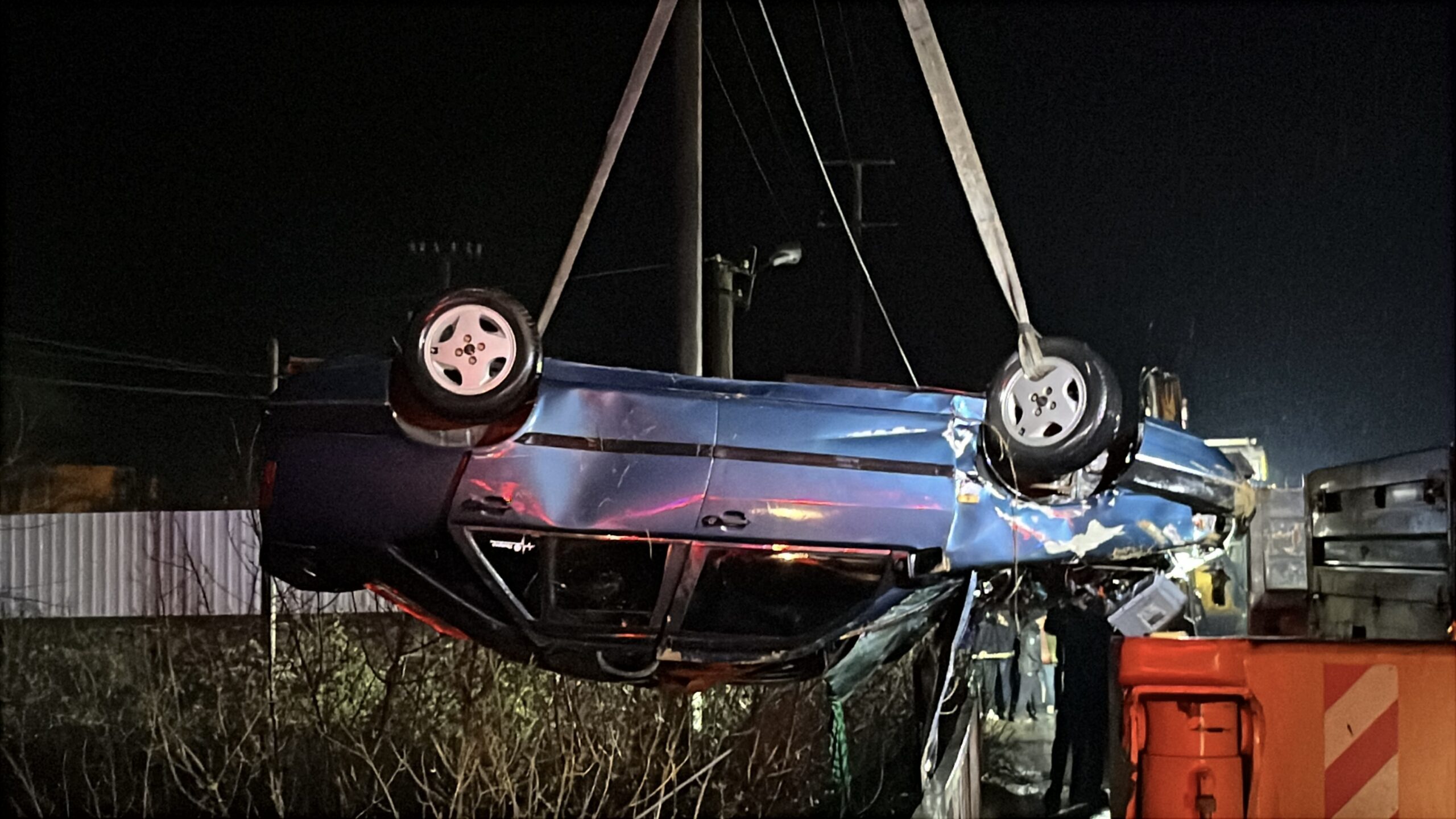 Kocaeli'de çaya düşen otomobildeki baba ve oğlu hayatını k
