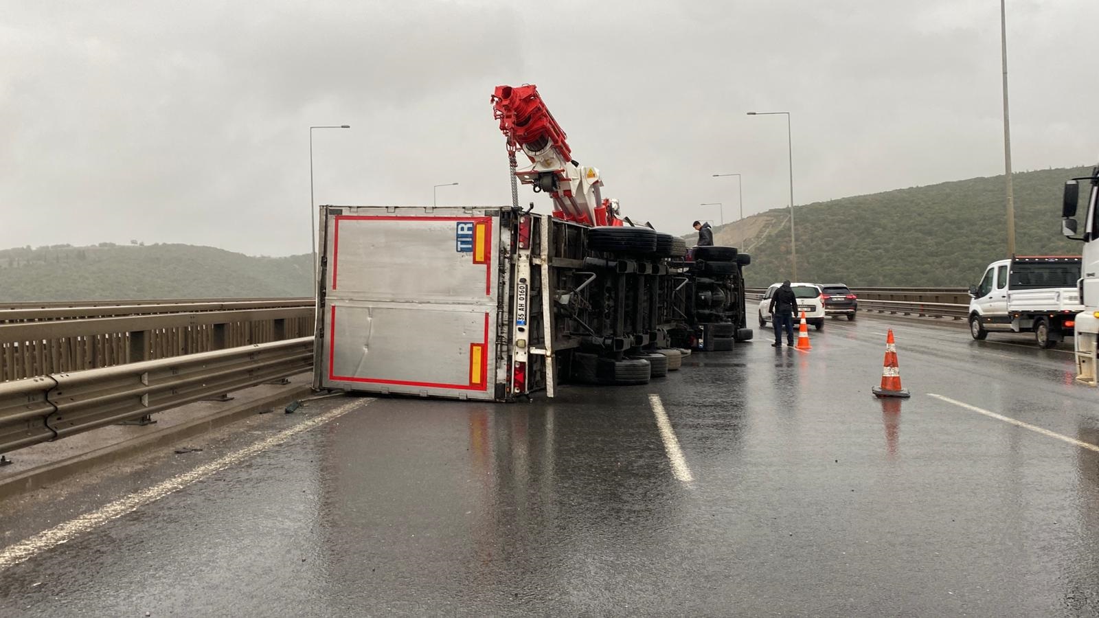 Koceli'de fırtına; çatı uçtu, TIR'lar devrildi , kalas otob