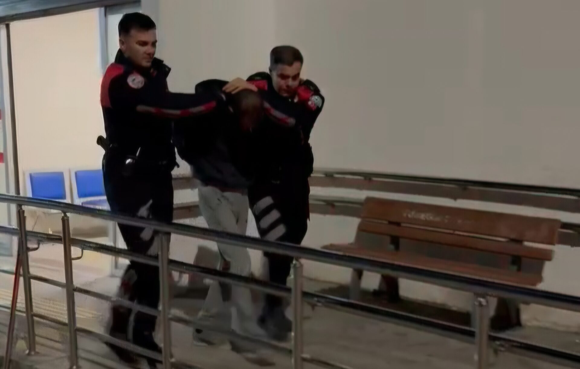 Küfürleştiği arkadaşını tabanca ile yaraladı