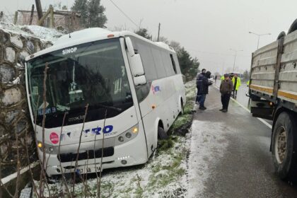 OTOBUS YOL KENARINDAKI KAZAZEDELERE CAR 1120305 332483