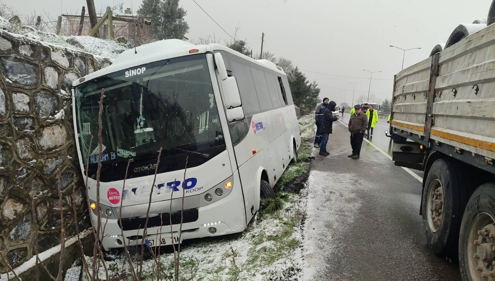 Otobüs, yol kenarındaki kazazedelere çarptı; 1 ölü, 3 yara
