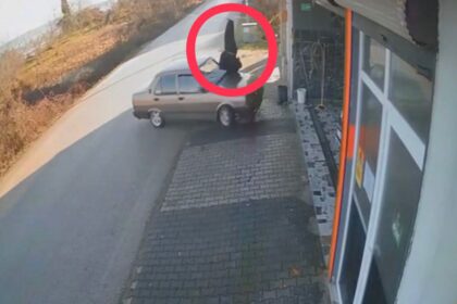 OTOMOBILIN CARPTIGI YAYA METRELERCE SAVR 1115675 331221