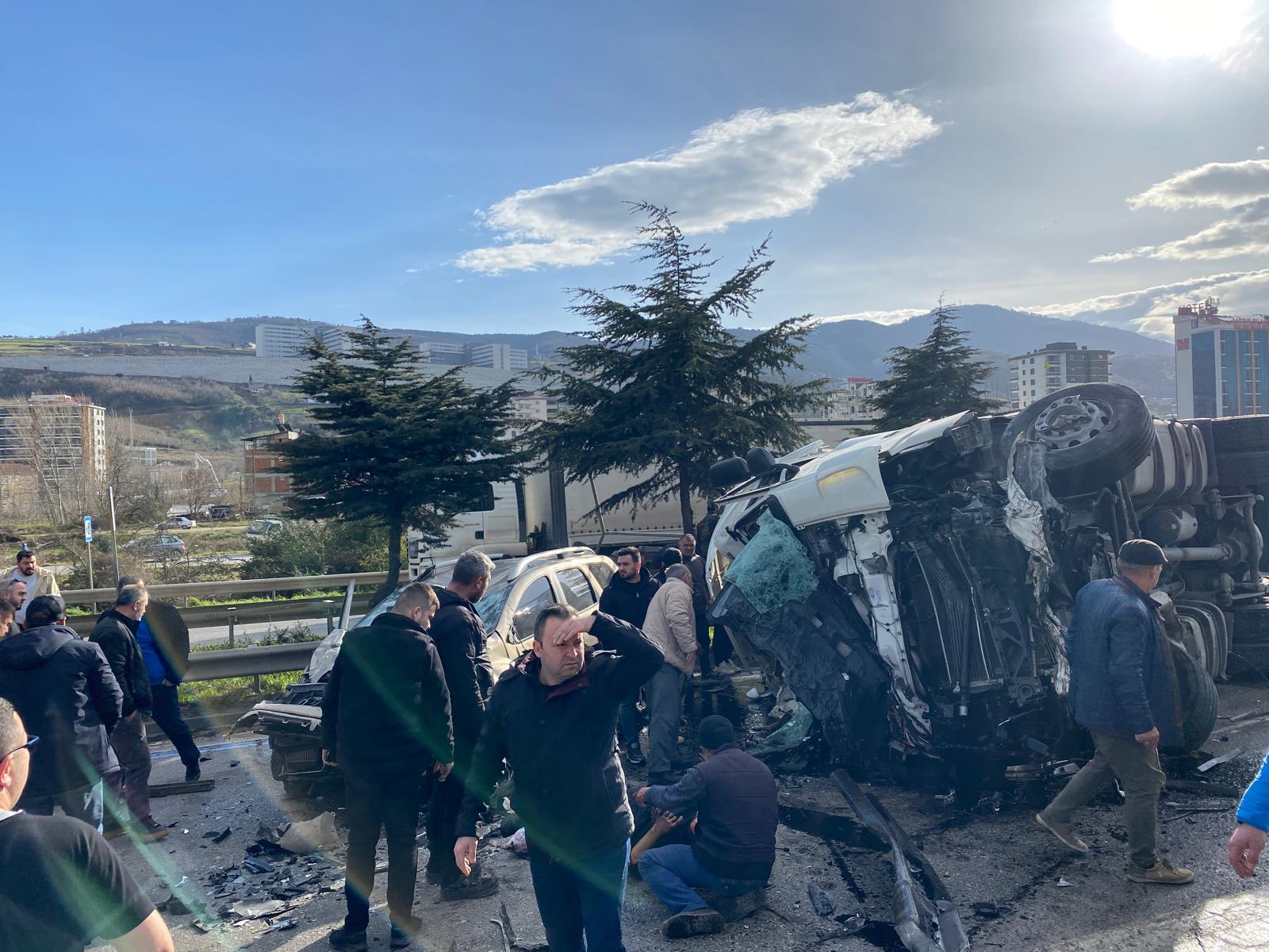 Samsun'da 4 aracın karıştığı kaza; 1 ölü, 3 yaralı