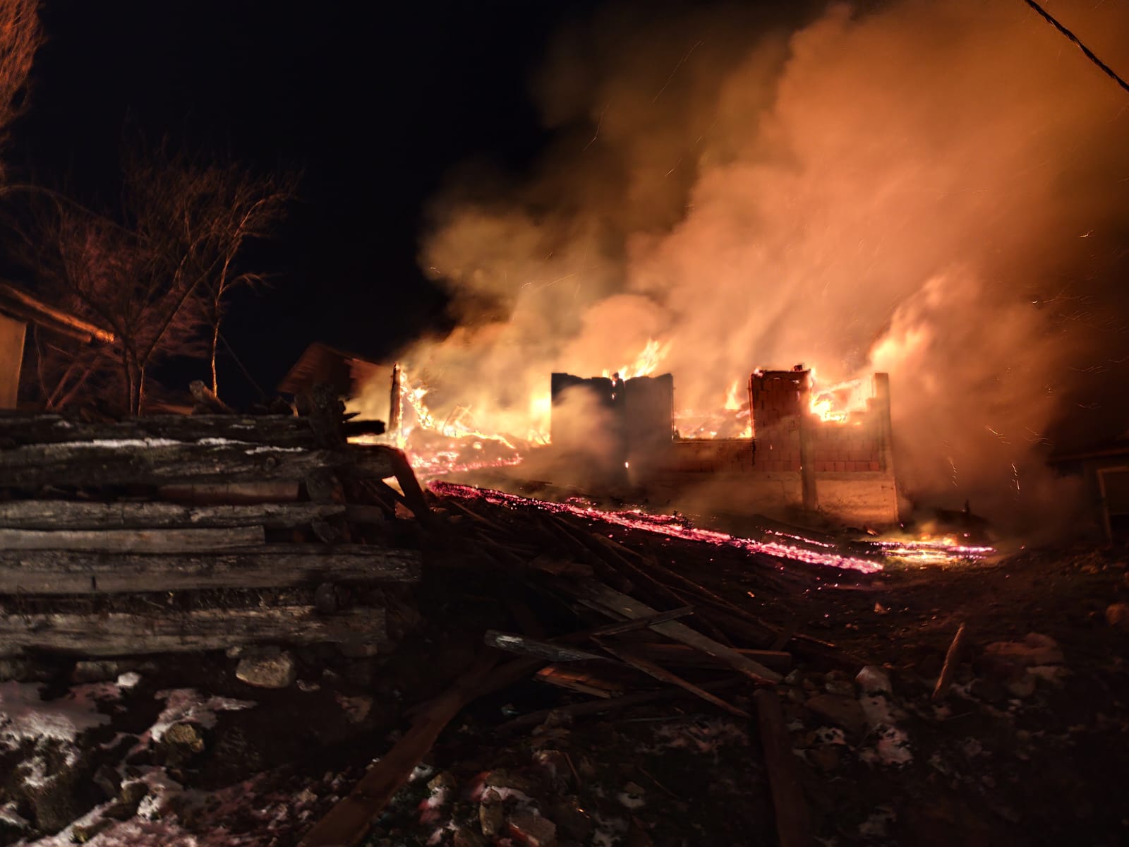 Samsun’da yangın; 2 ahşap ev kullanılamaz hale geldi