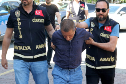 SAVCI HUZUREVINDE 3 ARKADASINI OLDUREN 1114783 330942