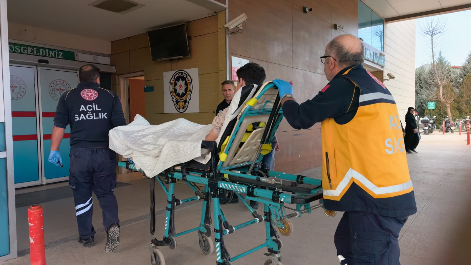 Sokakta futbol oynarken 'pas vermediği' için çıkan tartışm