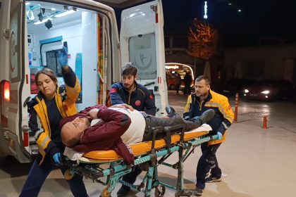 TARTISTIGI KAYINBIRADERINI BACAGINDAN VU 1099782 326477