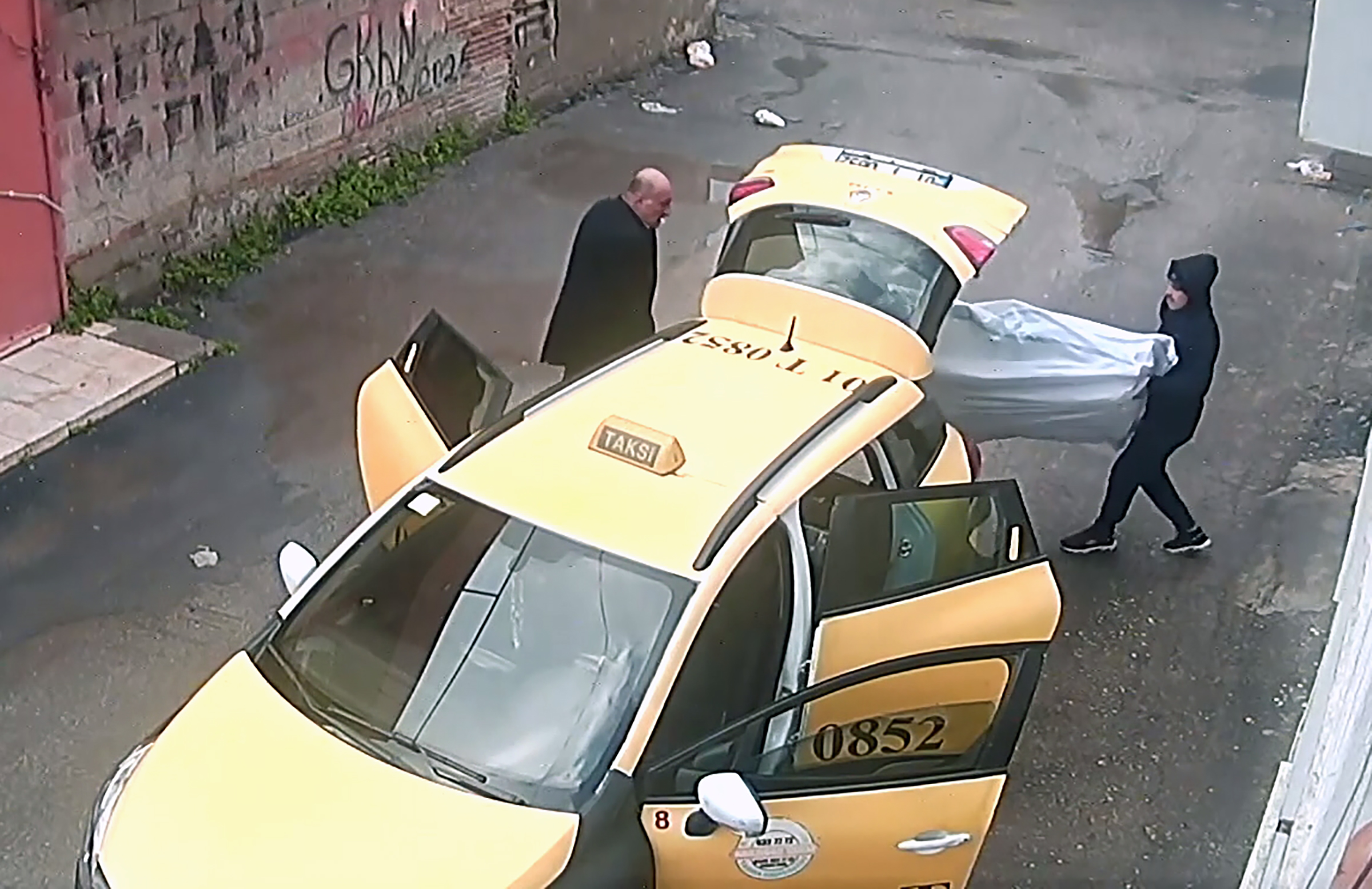 Tavanda delik açıp girdikleri depodan 148 bisiklet çalan kard