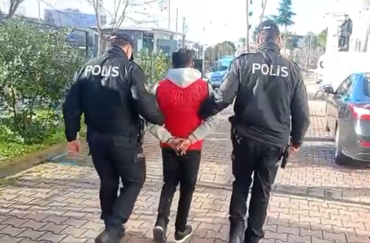 Üvey annesini öldüren firari, yakalanıp, teslim edildiği ce