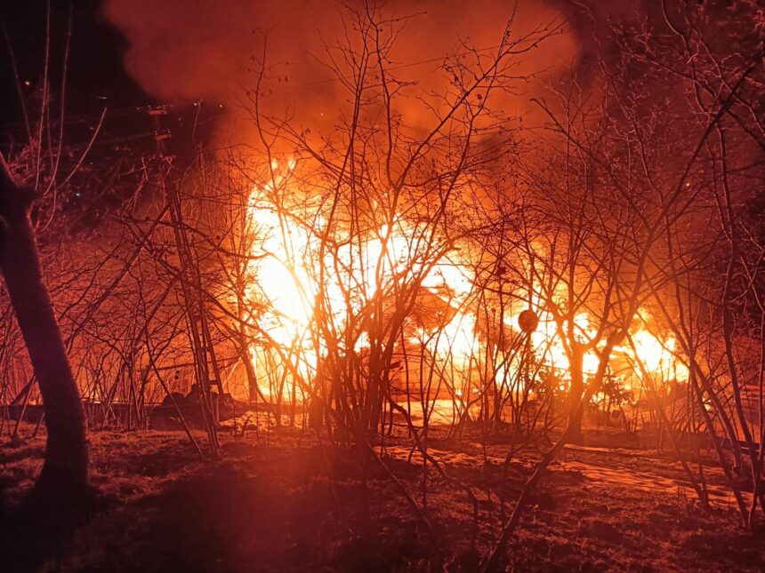 YANAN EVININ 10 METRE ILERISINDE AGACTA 1135996 337238