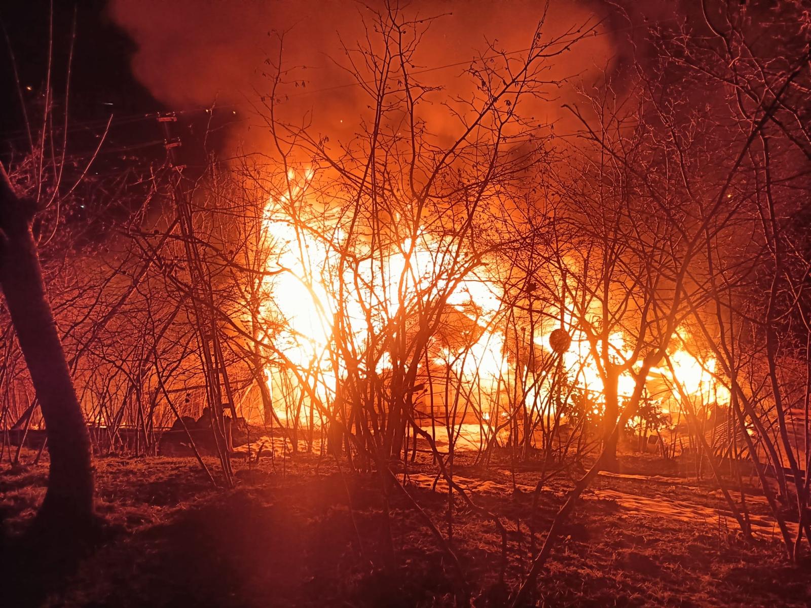 Yanan evinin 10 metre ilerisinde ağaçta asılı cansız bedeni