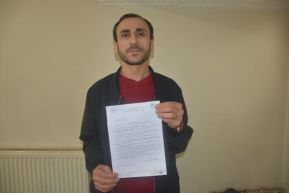 YAVRU DOMUZU ELLERIYLE YAKALAYAN KISIYE 1119145 332156