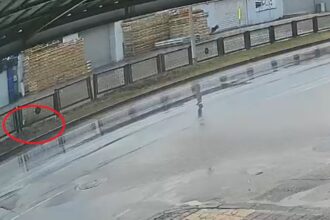 YOLUN KARSISINA GECERKEN OTOMOBILIN CARP 1111859 330020