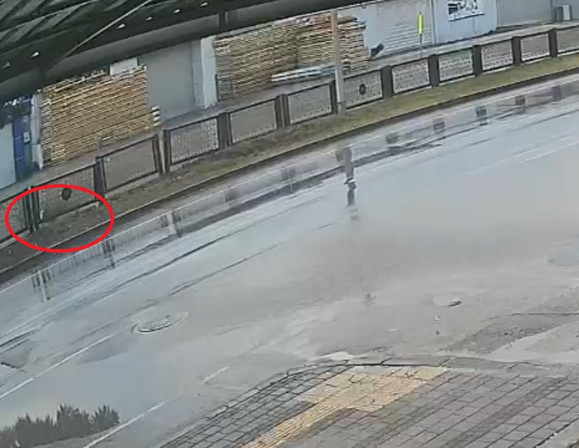 YOLUN KARSISINA GECERKEN OTOMOBILIN CARP 1111859 330020