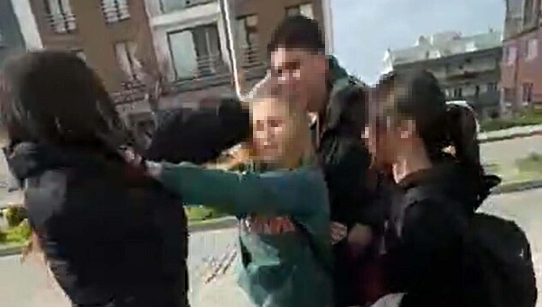 14 yaşındaki kız öğrencinin yaşıtı tarafından darbedild