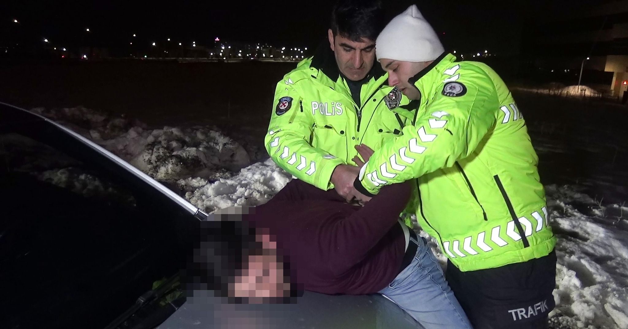 Polisin kelepçe takmak için otomobillin üzerine yatırdığı A.İ.(ortada), “Ağabeyi vallahi utanıyorum. Yemin ederim utanıyorum. Bu ülkeyi seven insanlarız. Bu şekilde yargılayamazsınız” dedi.
