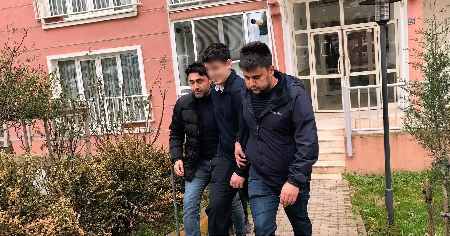 ablası Lakat S.’yi (19) bıçakla rehin alan Ömer S. (17) (Ortada) polis tarafından ikna edilip gözaltına alındı. O anlar cep telefonu kamerasına yansıdı