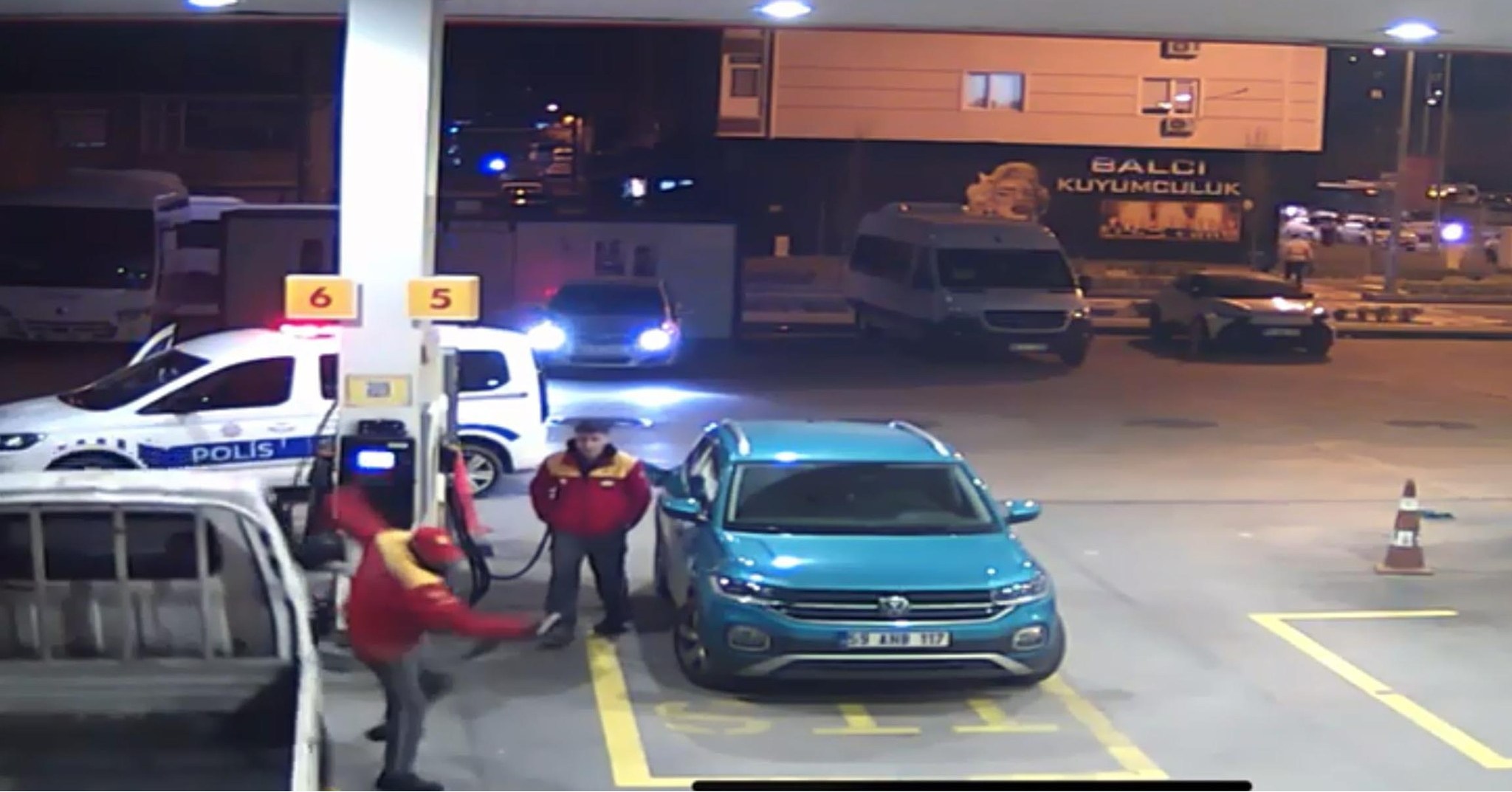 çalıntı kamyonet ile akaryakıt istasyonunda yakıt alan şüpheli, polisin gelmesiyle yakıt pompasını koparıp, kaçtı. İstasyon görevlisi son anda kamyonetin altında kalmaktan kurtuldu.