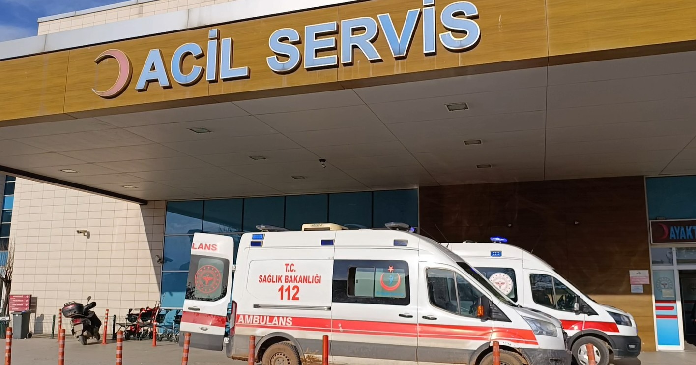 uyuşturucu almak için gelen M.A. (23) darbedilip ağır yaralandı. Polis, şüpheliyi yakalamak için çalışma başlattı.