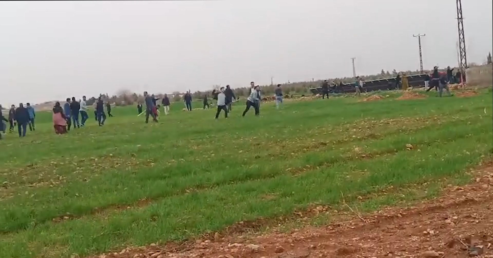 arazi anlaşmazlığı nedeniyle 2 grup arasında çıkan silahlı, taşlı kavgada 2'si kadın 10 kişi yaralandı. Kavga, cep telefonu kamerası ile görüntülendi.