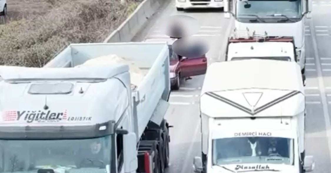 Samsun’da kırmızı ışıkta sürücü değişikliği yapan otomobildekiler dron kamerasıyla tespit edildi. Sürücüye ve araç sahibine toplam 46 bin 874 TL idari para cezası uygulandı.