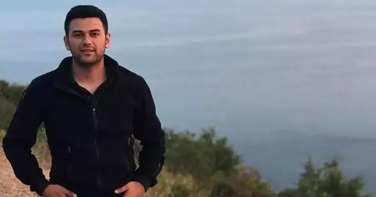 kuyumcu dükkanına girip, çalışanı etkisiz hale getirip, 5 kilo altın aldığı iddiasıyla yargılanan Cumhur Yılmaz (28), (Fotoğrafta) savunmasında, sanal kumar borcu olduğunu, bu nedenle suçu işlediğini söyledi.