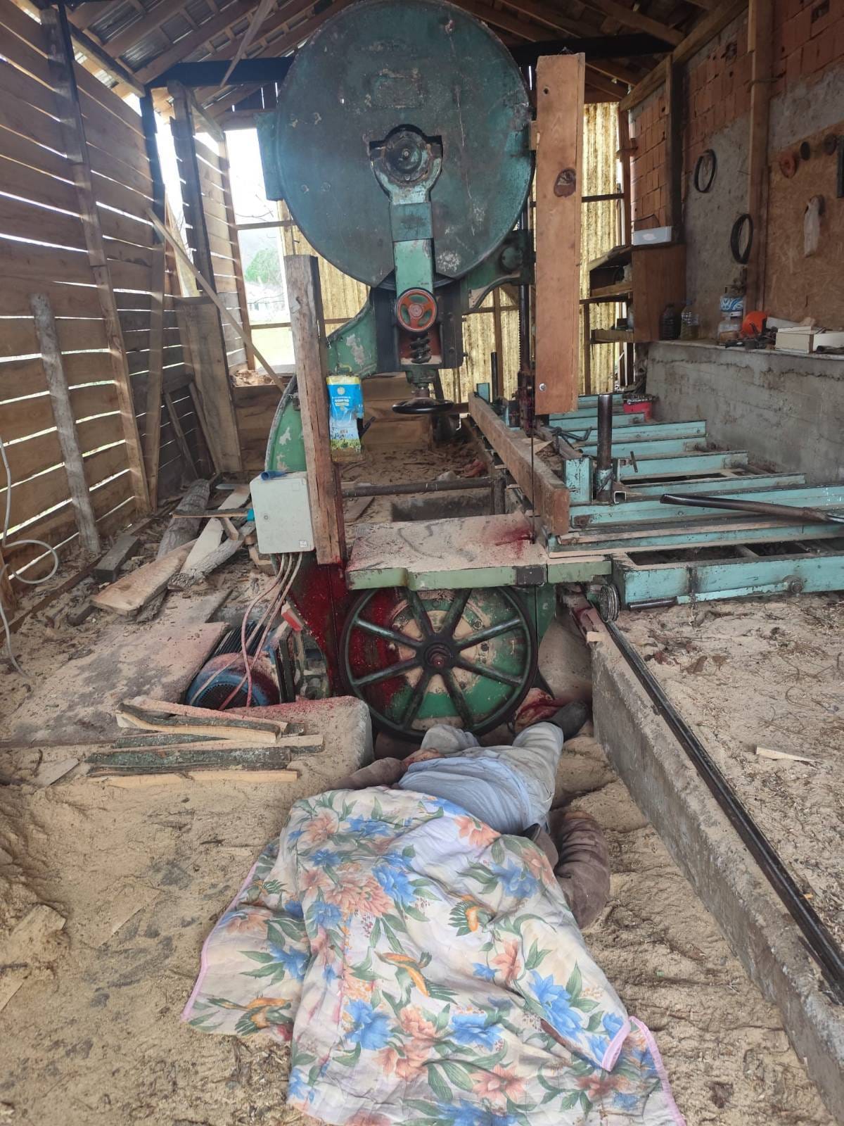 BASI SERIT TESTEREYE SIKISMIS HALDE OLU 1158011 343839