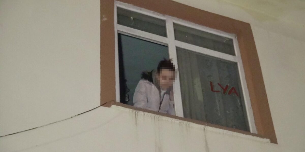 Pencereden yardım istedi! Genç kadın zorla tutulduğu evden kurtarıldı