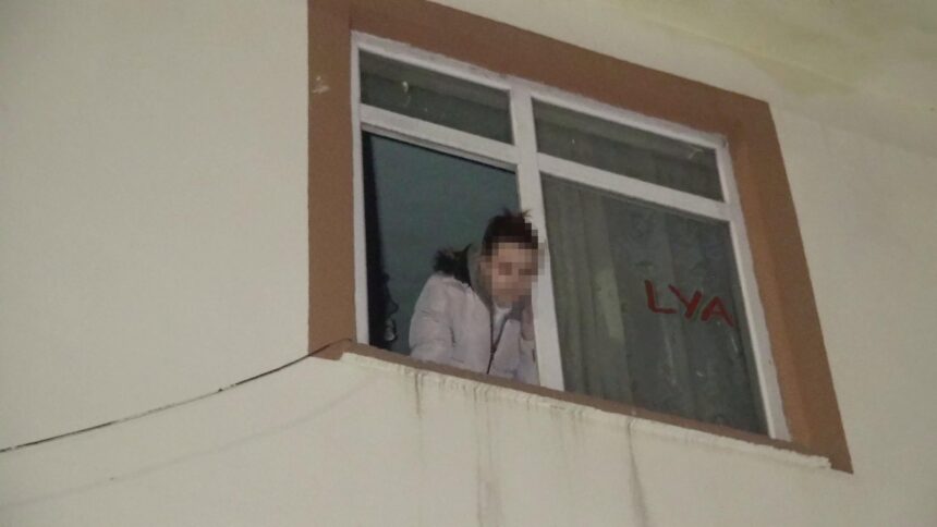 BIR EVDE ZORLA TUTULAN KADINI POLIS VE I 1152636 342295