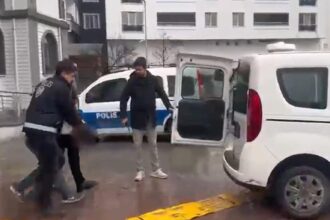 BIRINI BICAKLAMAM LAZIM DIYEREK EVDEN 1162622 345315