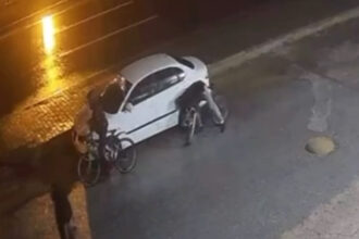 BISIKLETLI 3 COCUK OTOMOBILLERIN LASTIGI 1148731 341149 scaled e1770190129157