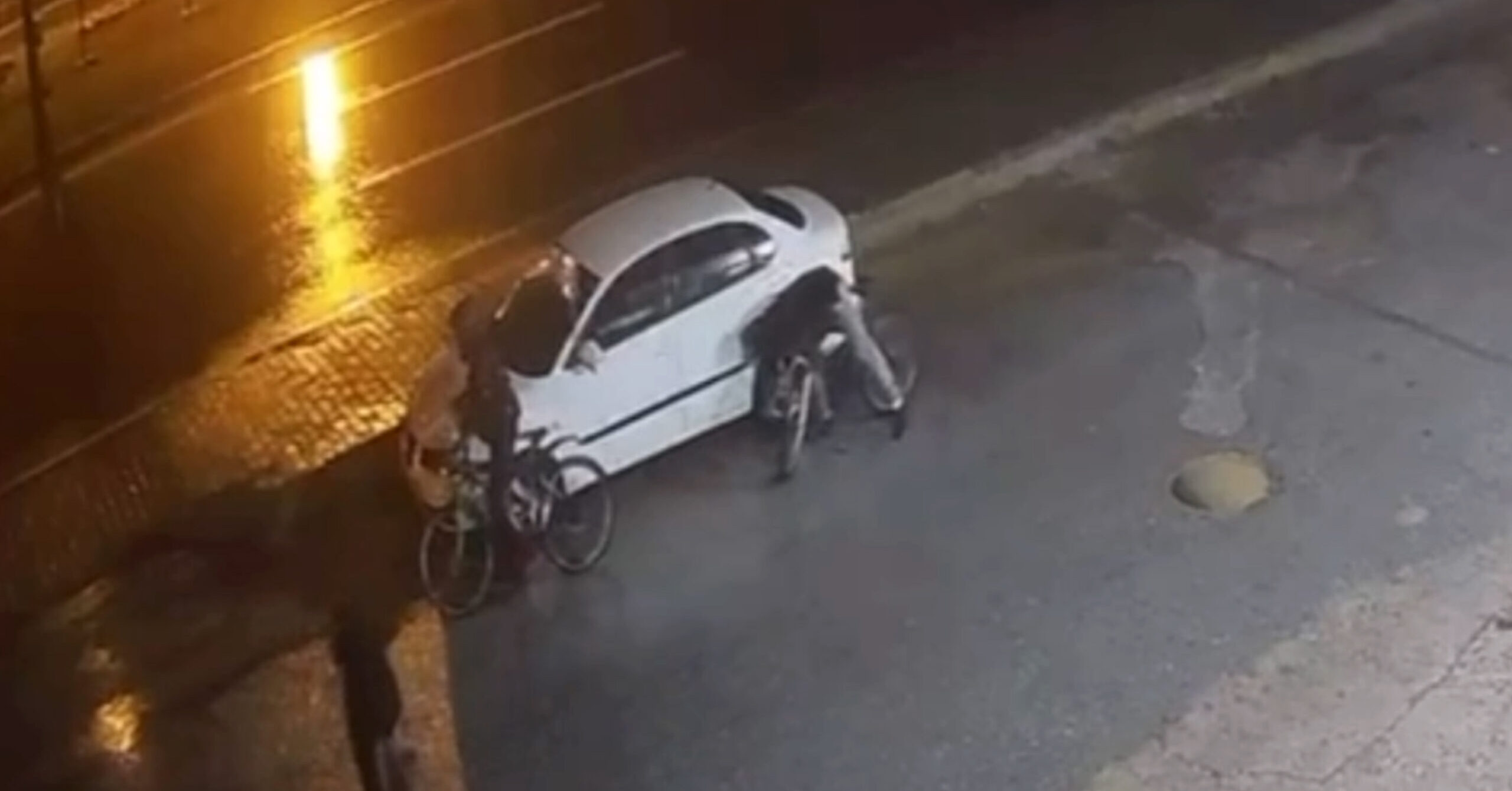 Bisikletli 3 çocuk otomobillerin lastiğini kesip, marketlerden