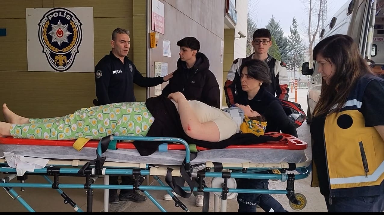 Eşi kapıyı kırıp eve girince, ikinci kat balkonundan atlaya