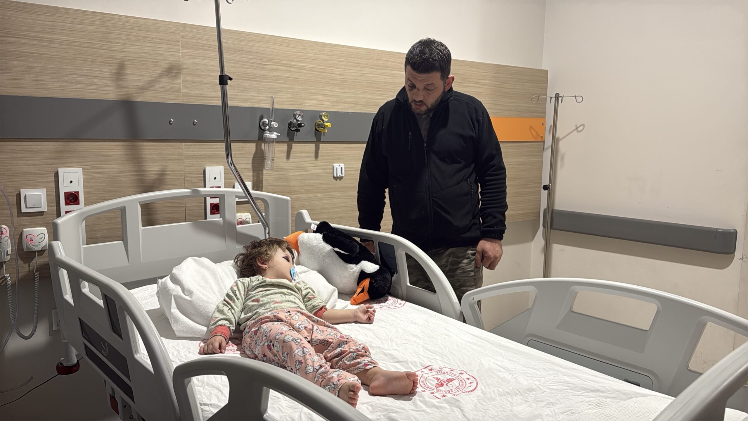 Gürültü tartışmasında komşusu tarafından, kucağındaki