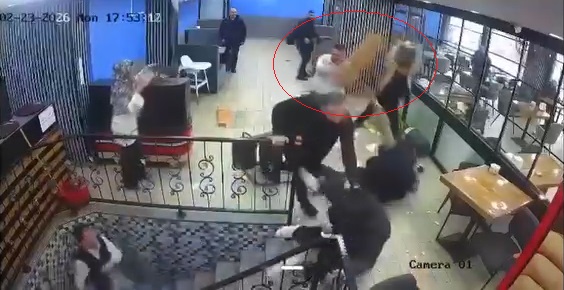 Kafede karşılaşan husumetli iki grup, birbirlerine masa ve sa