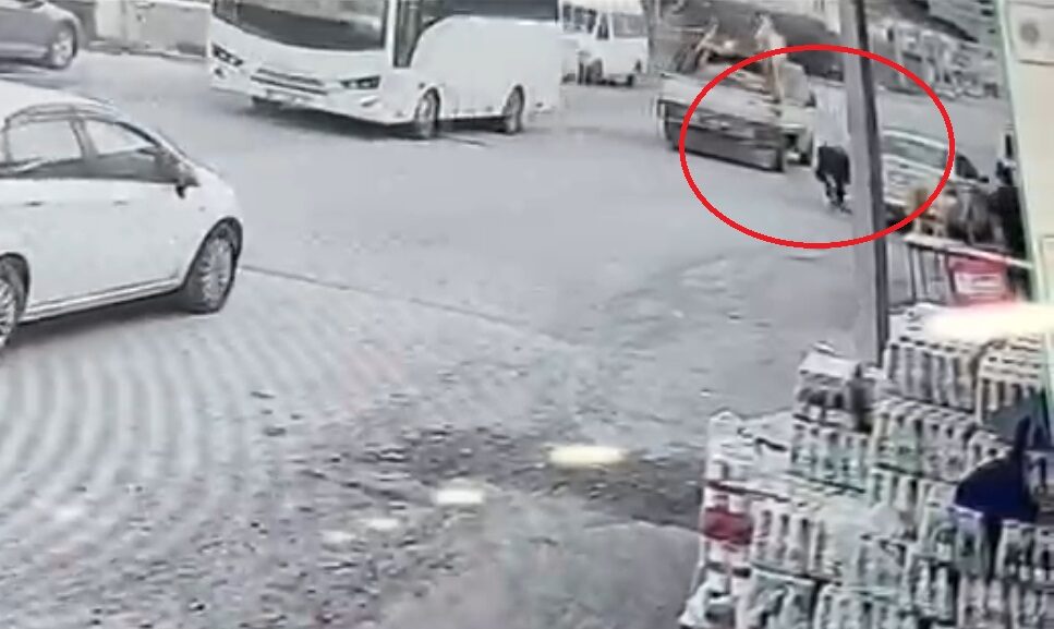 Kamyonetin kasasının açılan kapağı, yayaya çarptı