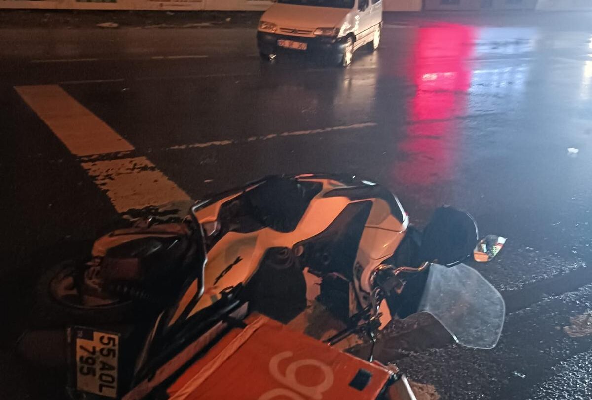 Kurye ile hafif ticari aracın çarpıştığı kaza kamerada; 1