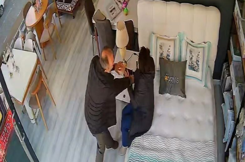 OGRETMENIN ESINI IS YERINDE DARBETTIGI A 1188623 353200 e1772194048567