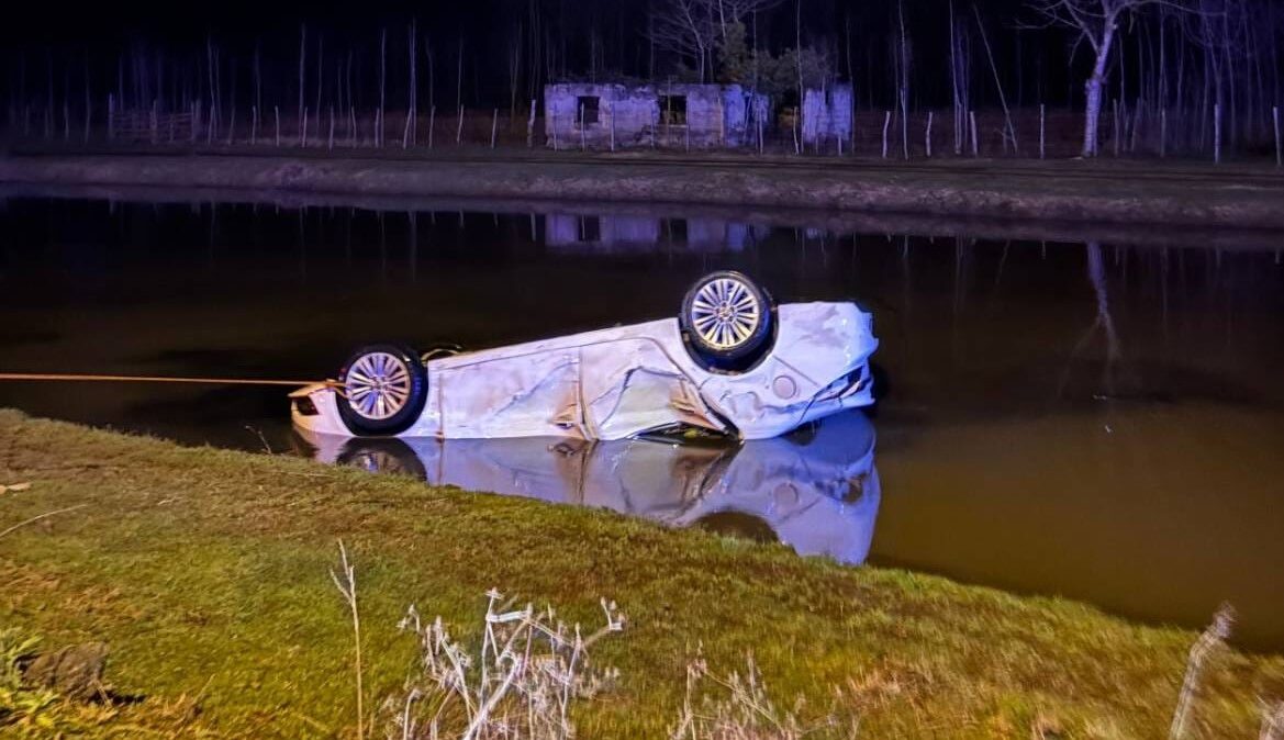 Otomobil, takla atıp su kanalına düştü: 1 ölü, 1 yaralı