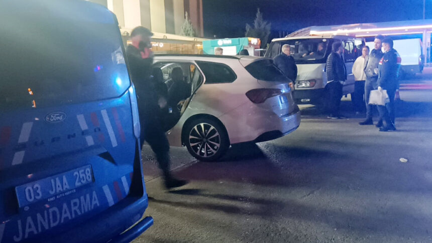 PARK HALINDEKI OTOMOBILDE ERKEK CESEDI B 1170023 347514