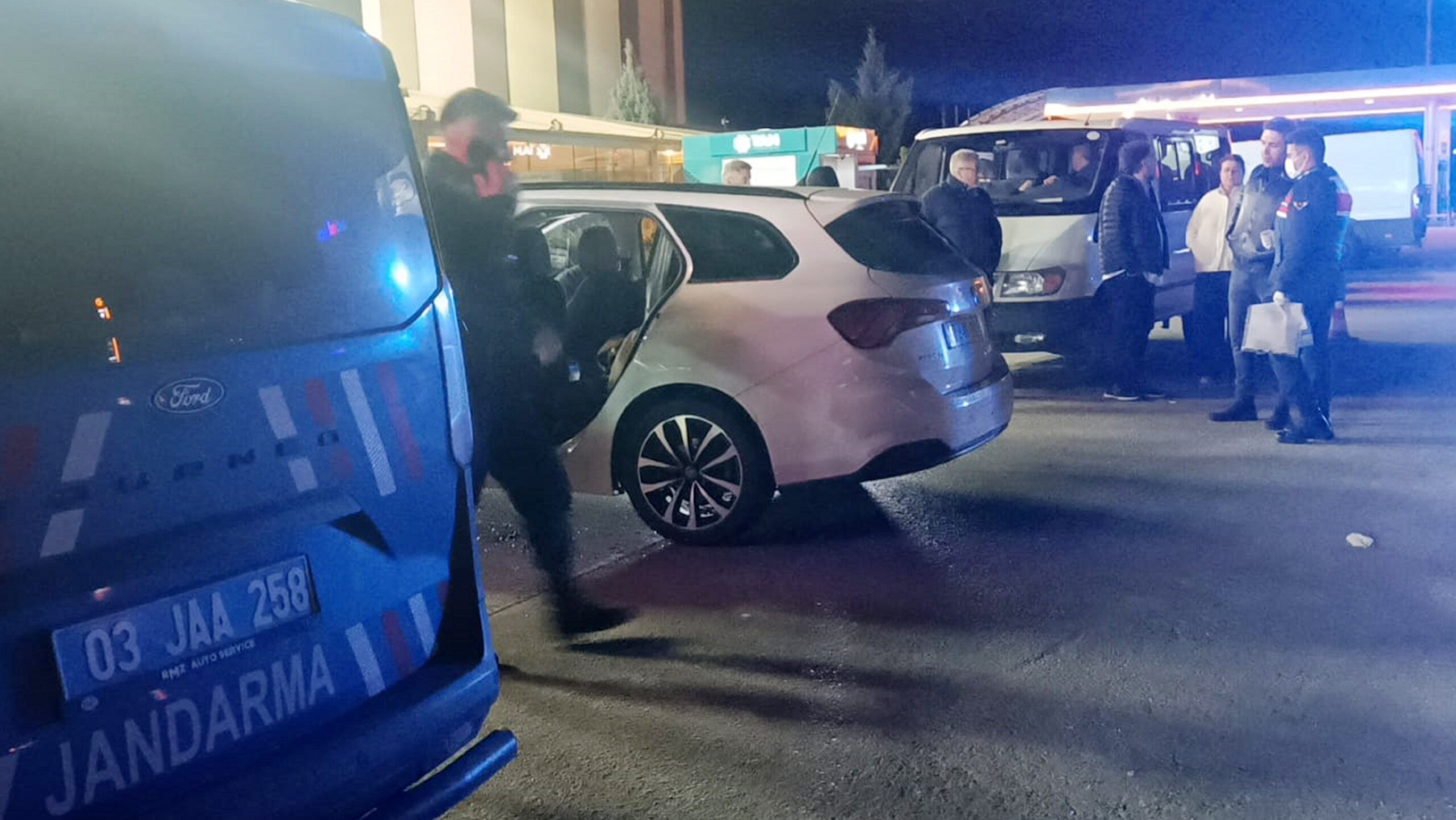 Park halindeki otomobilde erkek cesedi bulundu