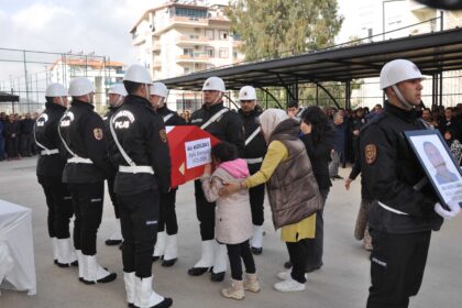 POLIS BABASININ TABUTUNUN BASINDA GOZYAS 1157066 343574