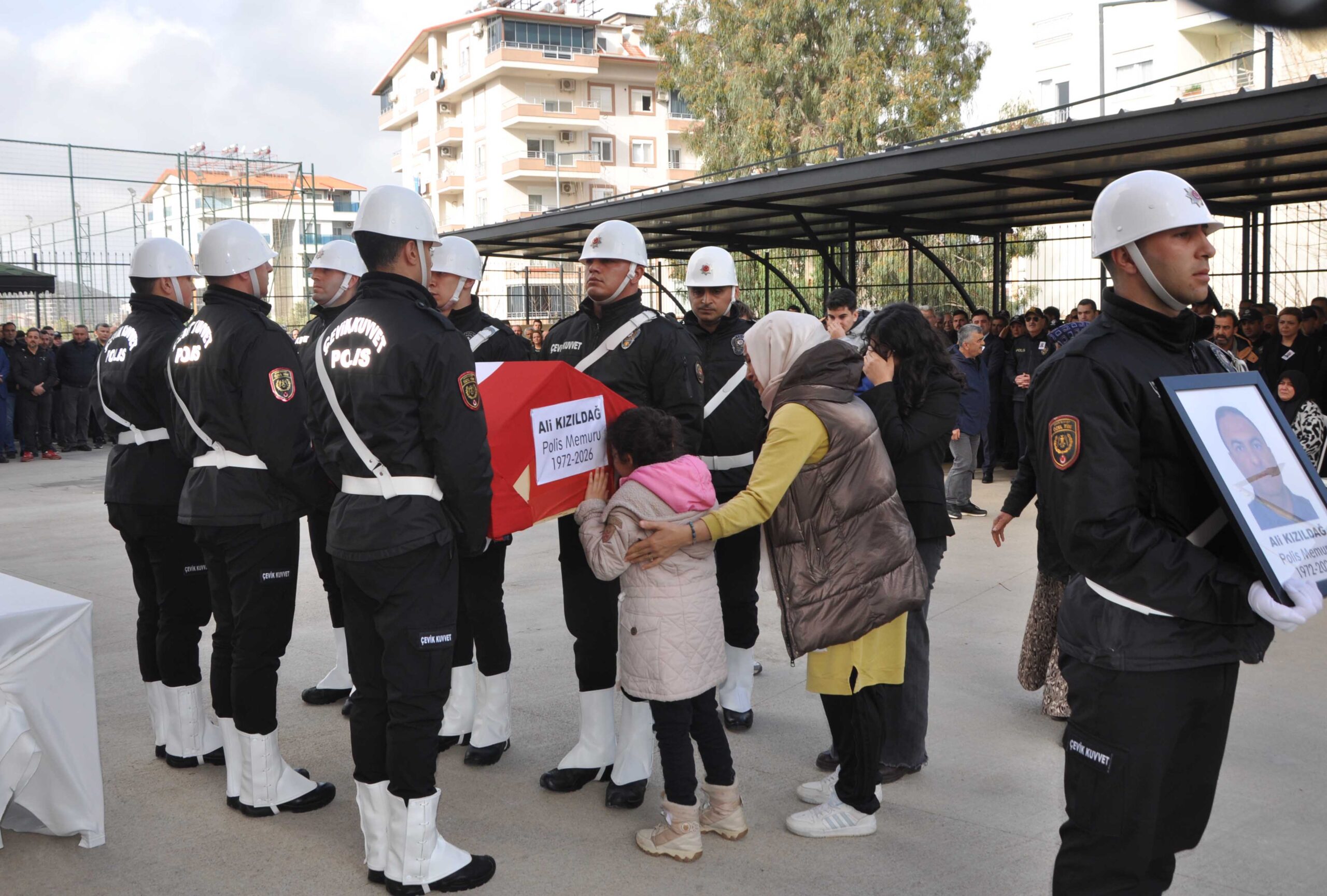 Polis babasının tabutunun başında gözyaşı döktü