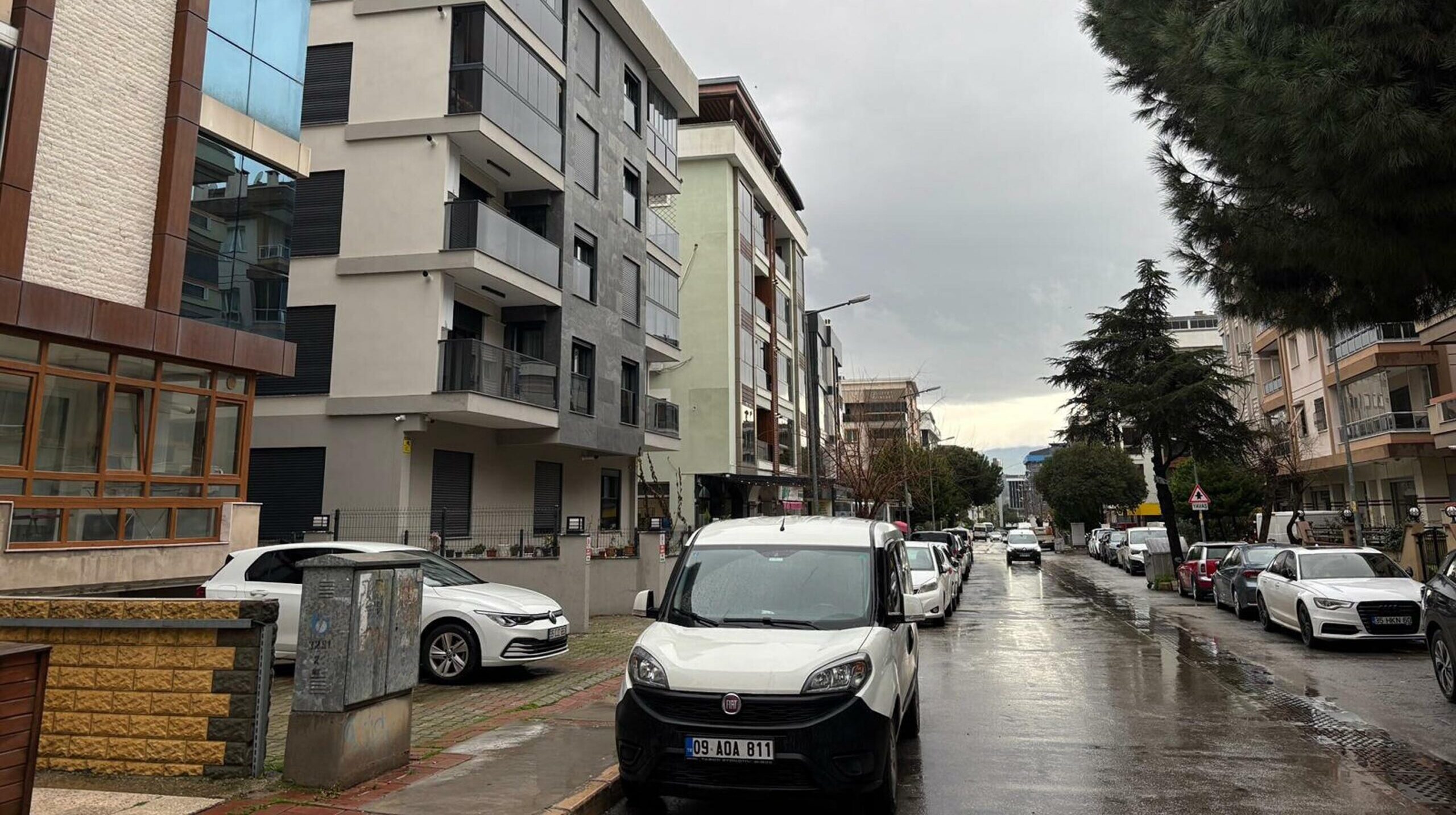 Polis gibi giyinen şüpheli, sokakta tartıştığı kişiyi ta