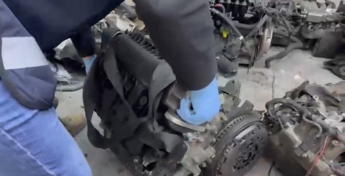 Samsun Çarşamba’da kaçakçılık operasyonu: 13 Gümrük kaçağı otomobil motoru yakalandı